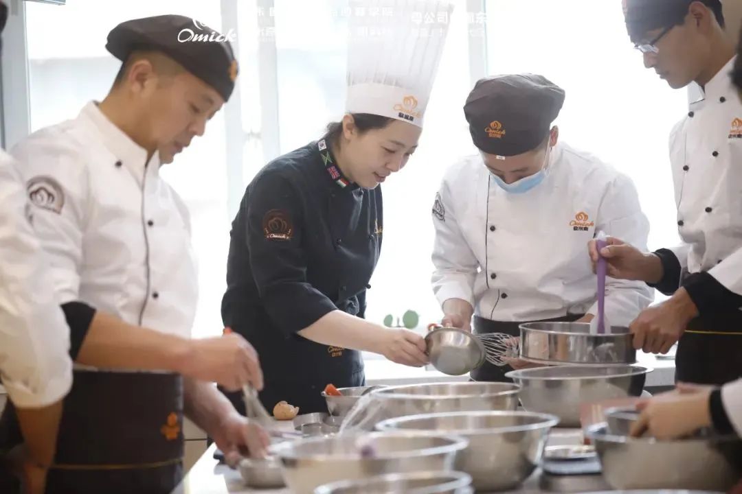 “明明可以直接去烘焙店打工，为什么还要来山东欧米奇学习？”
