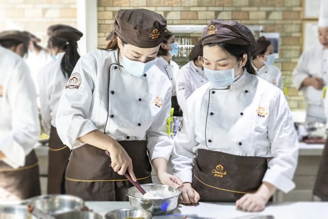 追寻烘焙之梦——在山东欧米奇西点西餐学院探索西点烘焙技术的奥秘