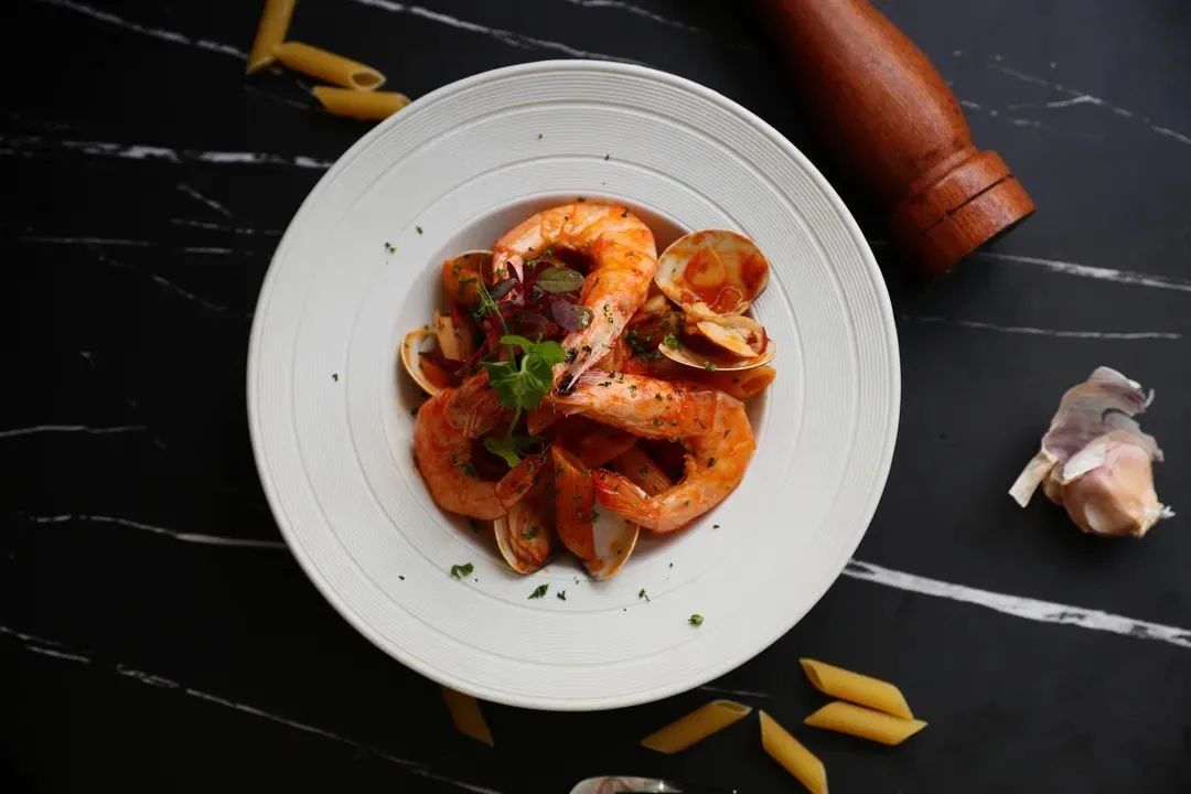 选味道过重的装饰品;4,配菜要选择正确的体积,不宜太大;西餐摆盘要素t